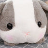 Peluche lapin gris couché