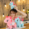 Peluche licorne rose de corne dorée