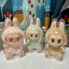 Peluche type Labubu boîte mystère assis