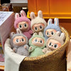Peluche type Labubu boîte mystère debout