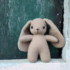 Peluche lapin au crochet à grandes oreilles