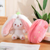 Peluche lapin caché dans une fraise