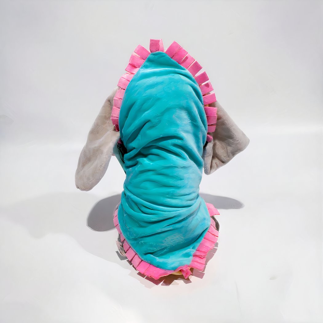 Peluche Dumbo dans sa couverture