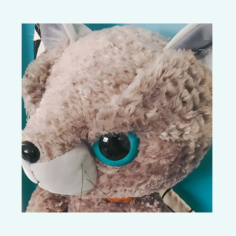 Peluche chat beige mécontent assis