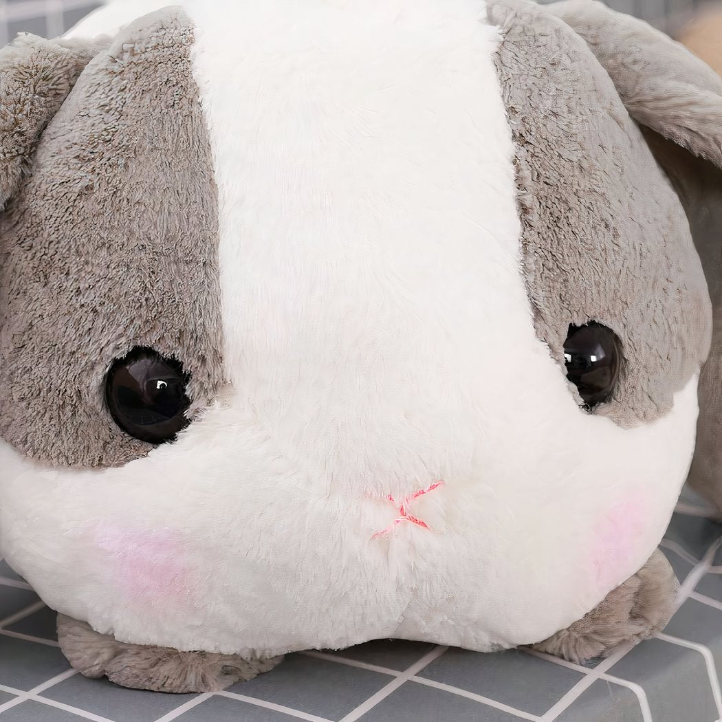 Peluche lapin gris couché