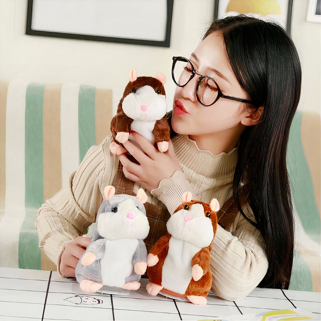 Peluche Hamster marron parlant plush, brown talking hamster toy held by girl with glasses.