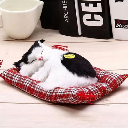 Peluche poupée chat tigré gris qui dort