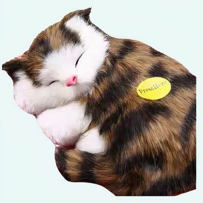 Peluche poupée chat tigré marron qui dort