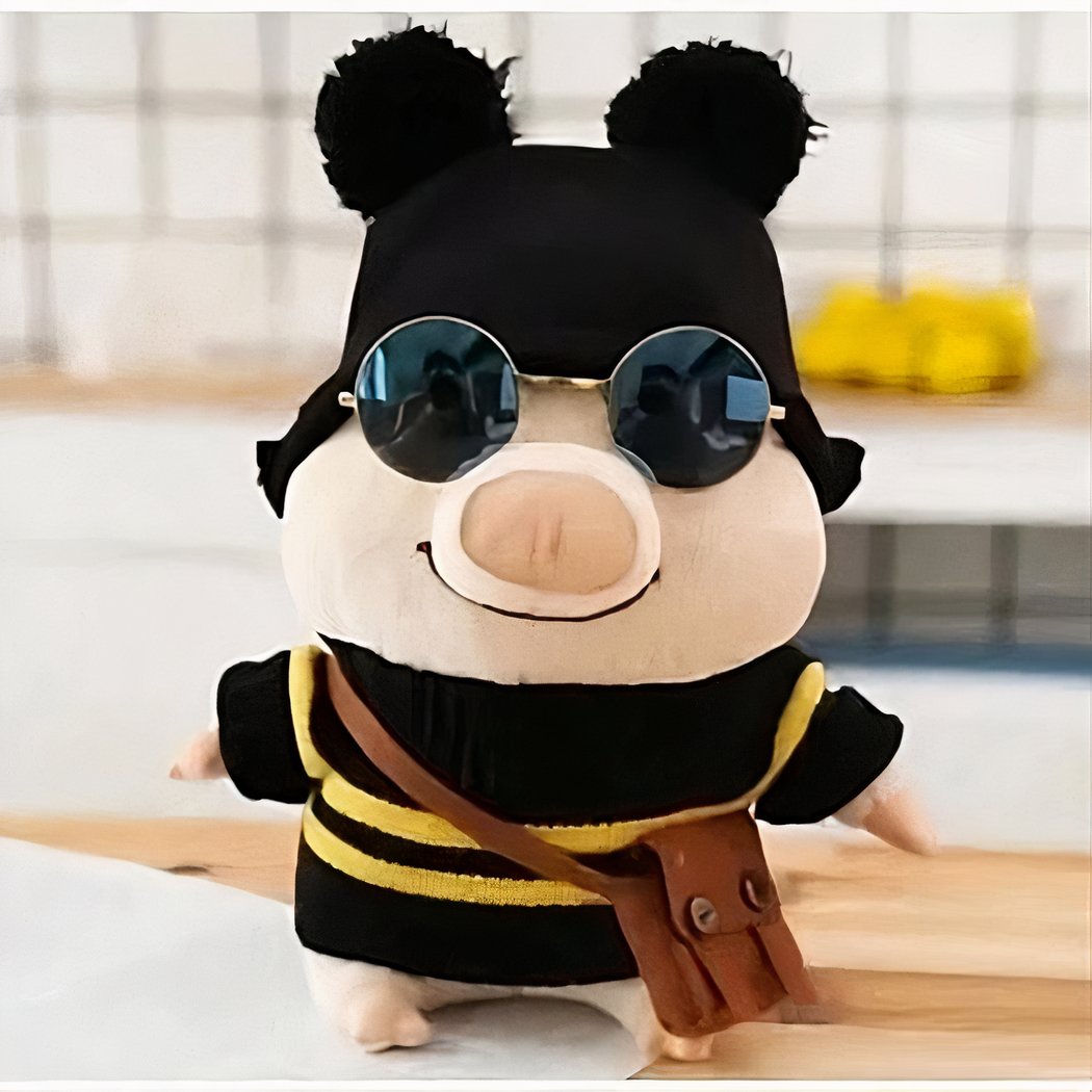 Peluche cochon habillé pull abeille