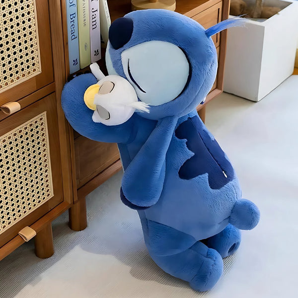 Peluche Stitch allongée avec son canard