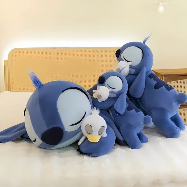 Peluche Stitch allongée avec son canard