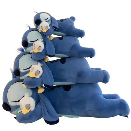 Peluche Stitch allongée avec son canard