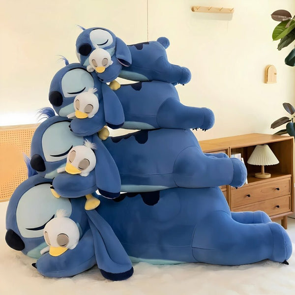 Peluche Stitch allongée avec son canard
