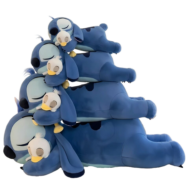 Peluche Stitch allongée avec son canard