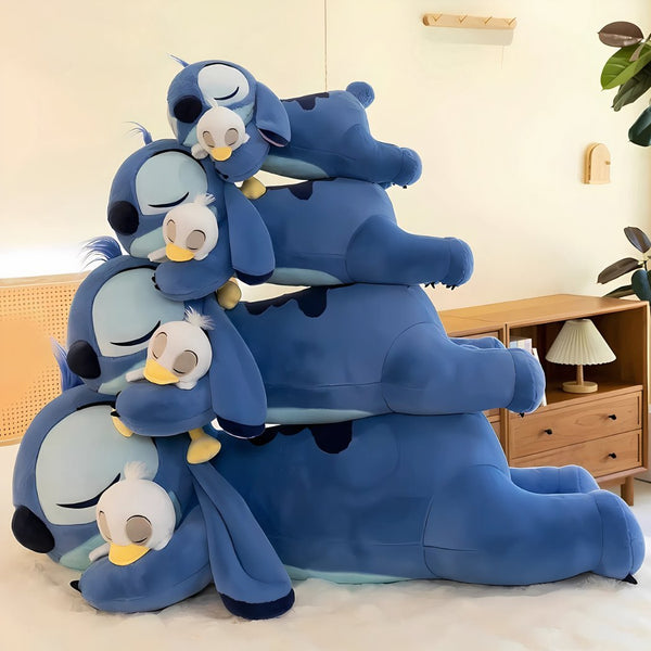 Peluche Stitch allongée avec son canard