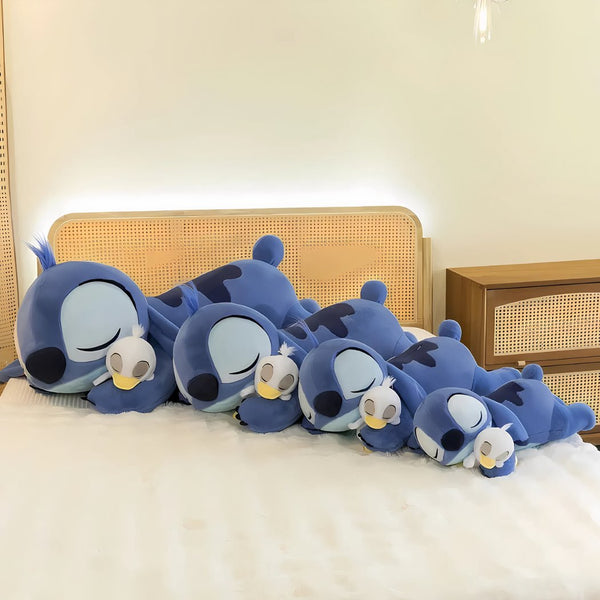 Peluche Stitch allongée avec son canard