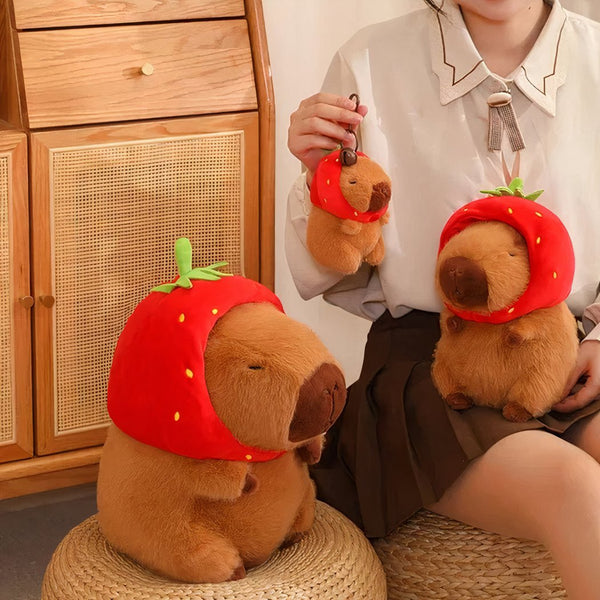 Peluche capybara avec chapeau fraise