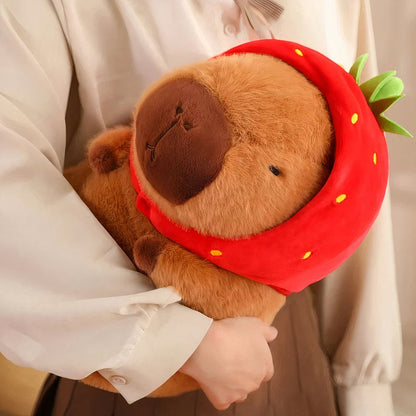 Peluche capybara avec chapeau fraise