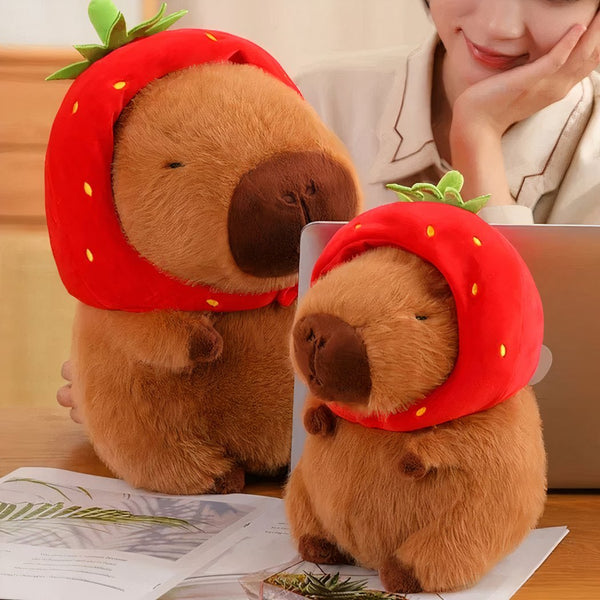 Peluche capybara avec chapeau fraise