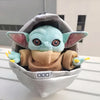 Peluche Baby Yoda dans son berceau