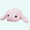 Peluche lapin rose couché