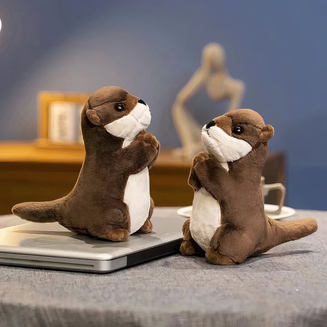 Petite peluche loutre en prière