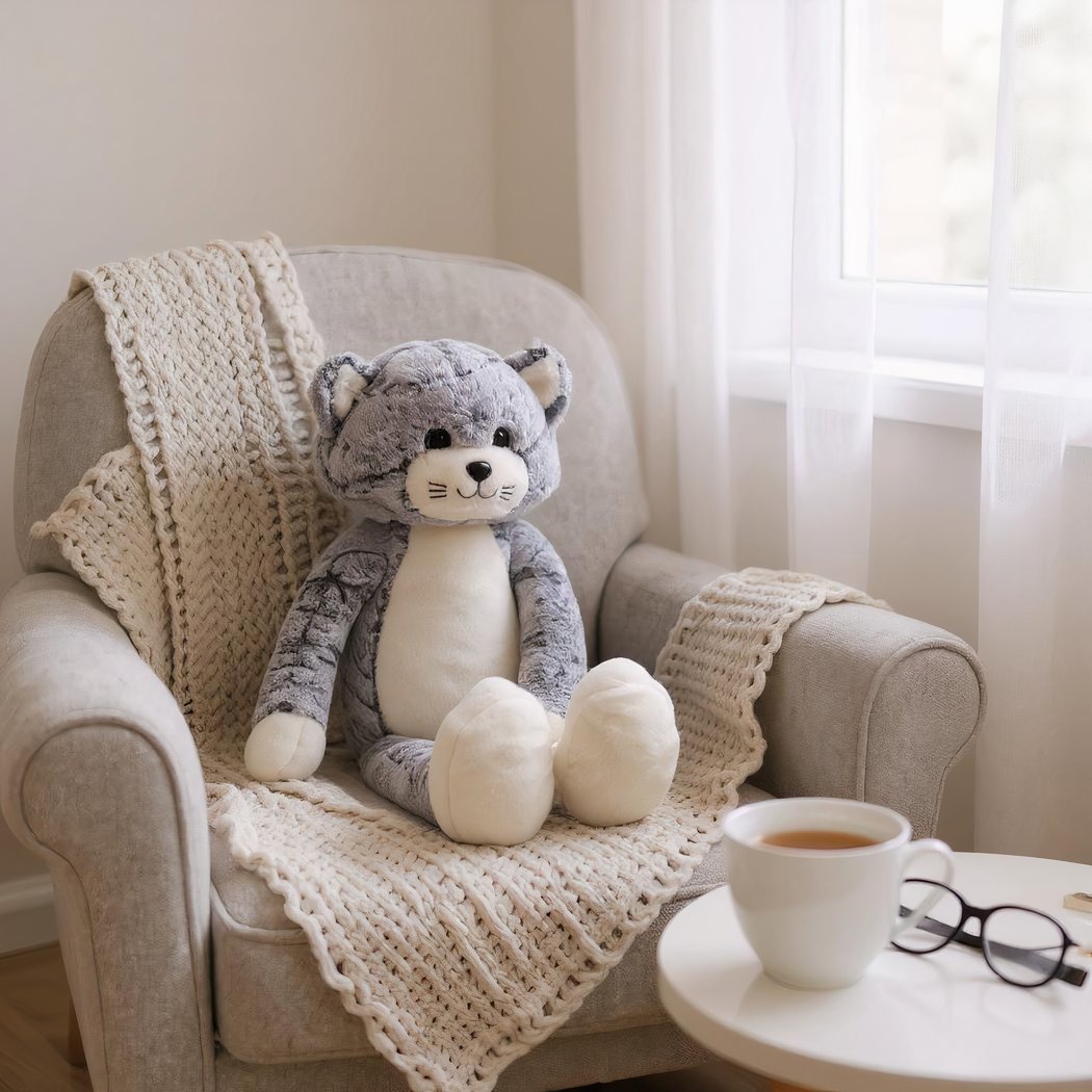 Peluche chat gris aux longues jambes
