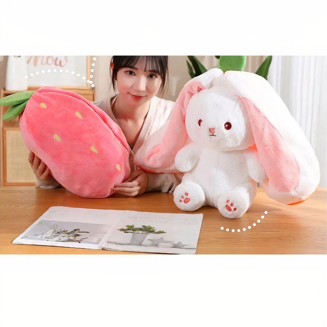 Peluche lapin caché dans une fraise