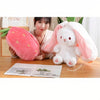 Peluche lapin caché dans une fraise
