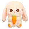 Peluche lapin tenant une carotte