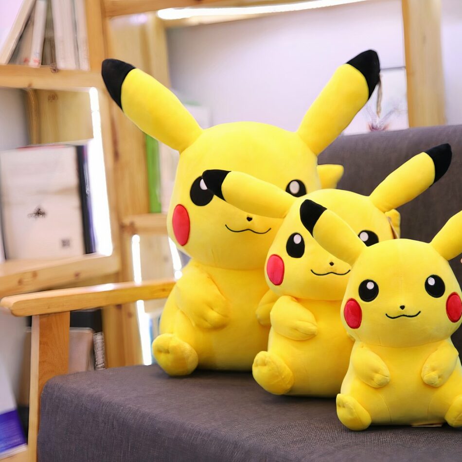 Peluche géante Pikachu souriant