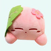 Petite peluche Kirby dans feuille verte