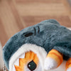 Poupée en peluche petit chat déguisé en requin
