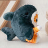 Poupée en peluche petit chat déguisé en requin